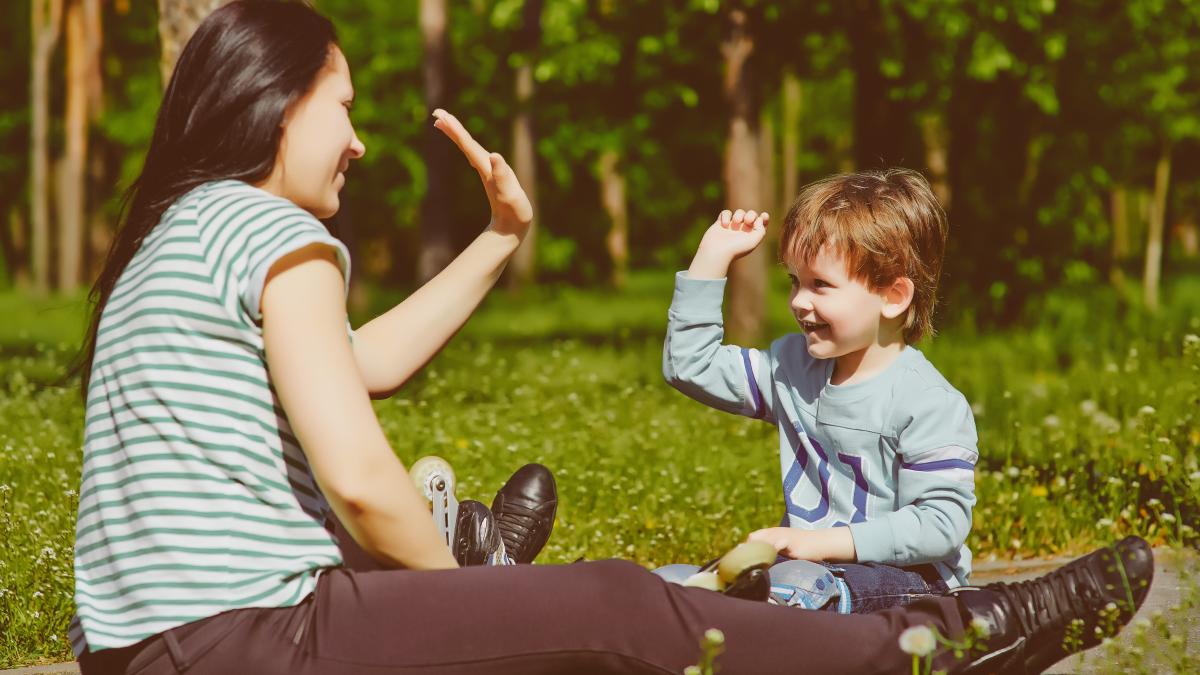 modul-in-care-vorbesti-cu-copiii-va-deveni-vocea-lor-interioara-in-viitor-cum-pot-parintii-sa-le-construiasca-un-dialog-intern-pozitiv-si-sanatos_86133400