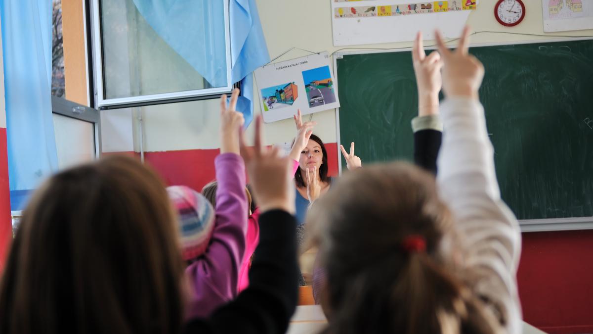 o-mica-schimbare-pentru-a-imbunatati-notele-copilului-tau-la-scoala-o-simpla-ajustare-poate-face-o-mare-diferenta-in-performanta-scolara-a-elevului_90835500