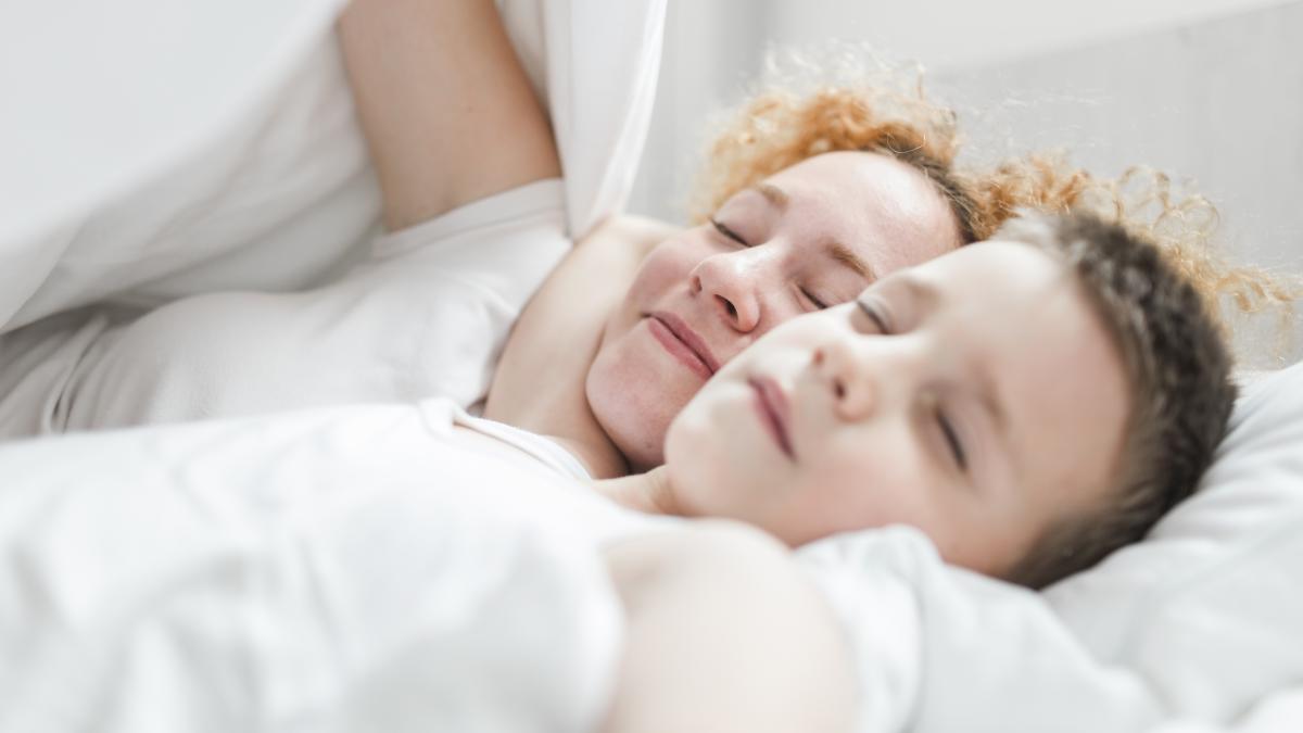 psiholog-constantin-cornea--explica-de-ce-un-copil-care-doarme-prea-mult-cu-mama-se-infantilizeaza--e2809evorbim-de-un-fatalau-versus-un-baiat-bine-dezvoltate2809d_60814000