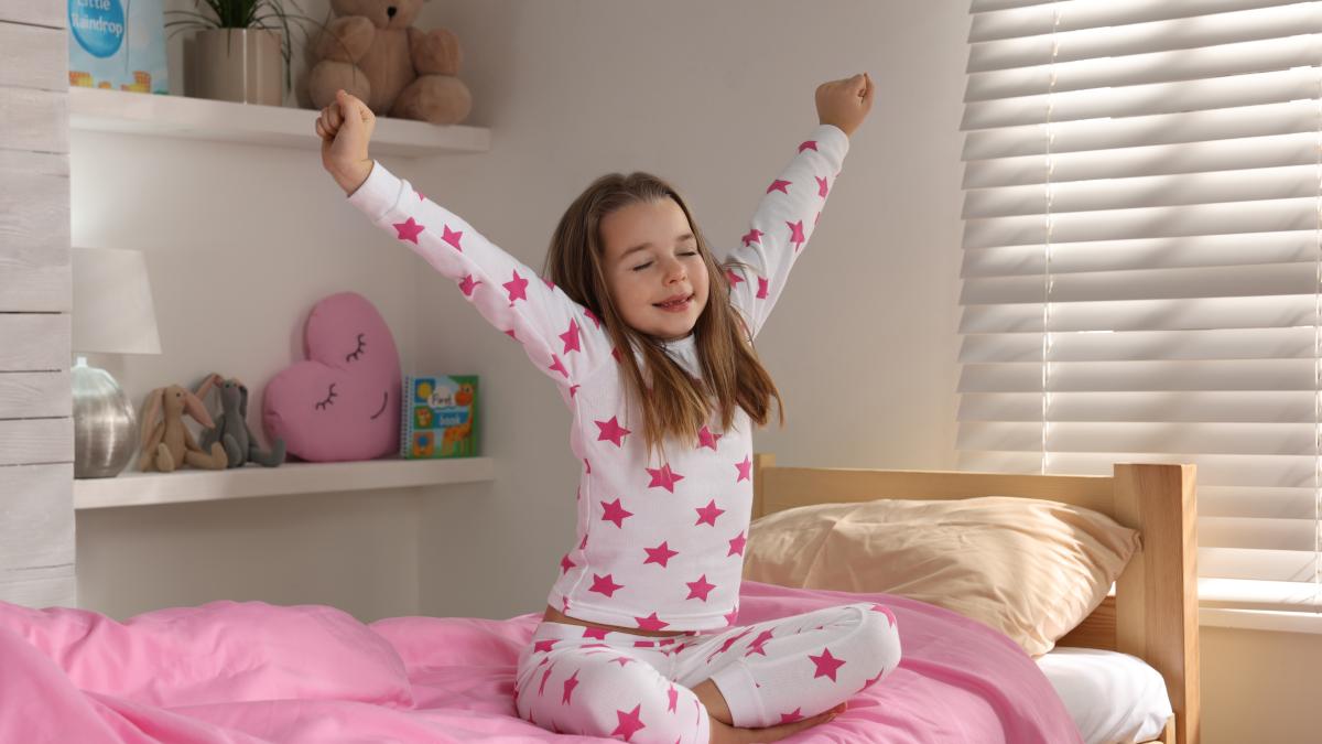 trezirea-unui-copil-care-merge-la-scoala-poate-fi-o-adevarata-provocarec2a0pasi-simpli-pentru-a-incepe-dimineata-cu-blandete-si-energie-buna-pentru-intreaga-zi_28365300