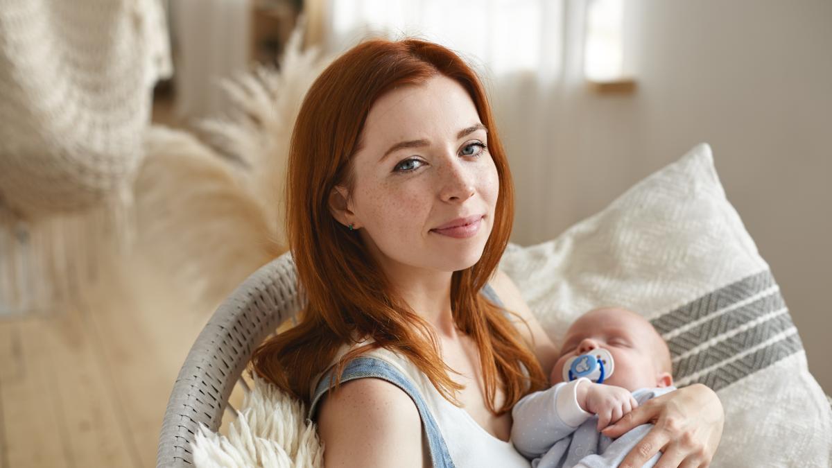 mother-her-child-posing-indoor_39778000