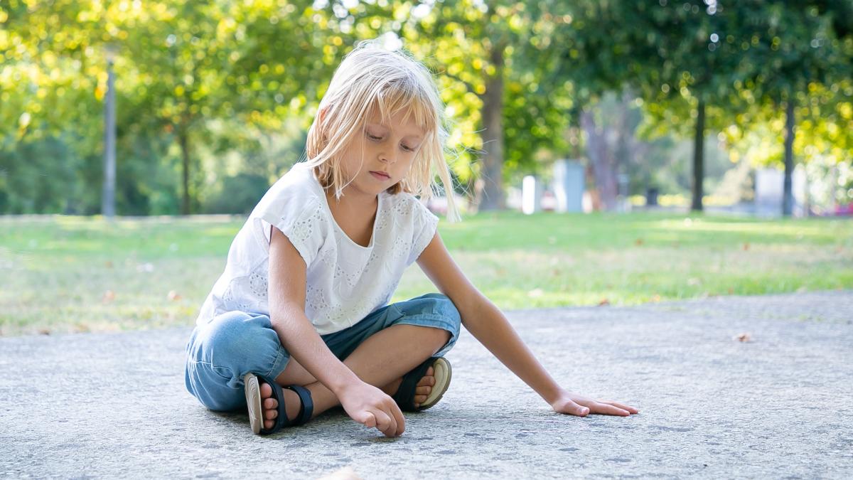 e2809eun-copil-timid-se-teme-de-nou--adica-de-situatiile--locurile-sau-persoanele-noi-e2809d-sfaturi-pretioase-pentru-a-ti-ajuta-copilul_77229800