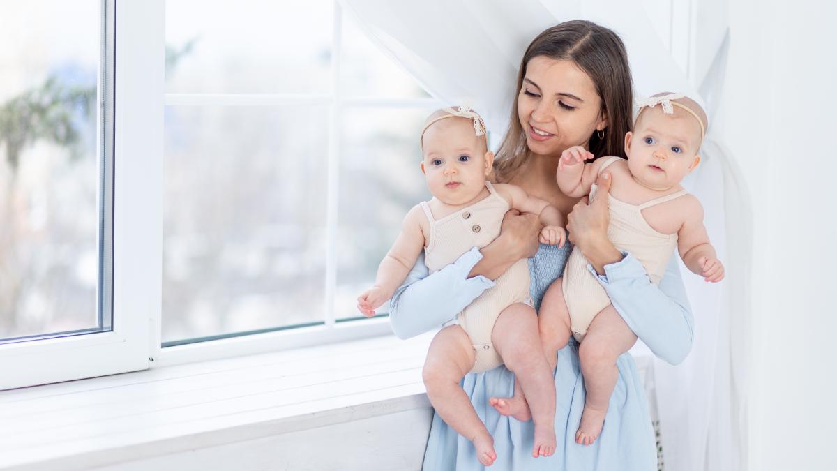 familiile-cu-gemeni-si-multipleti-vor-beneficia-de-concediu-simultan-ce-presupune-noul-proiect-de-lege_96394600