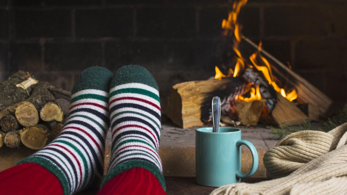 e2809eafara-ninge-linistit--si-n-casa-arde-focul--iar-noi-pe-langa-mama-stand--demult-uitaram-jocule2809d--poezii-de-craciun-care-ne-amintesc-de-copilarie-2_52392400