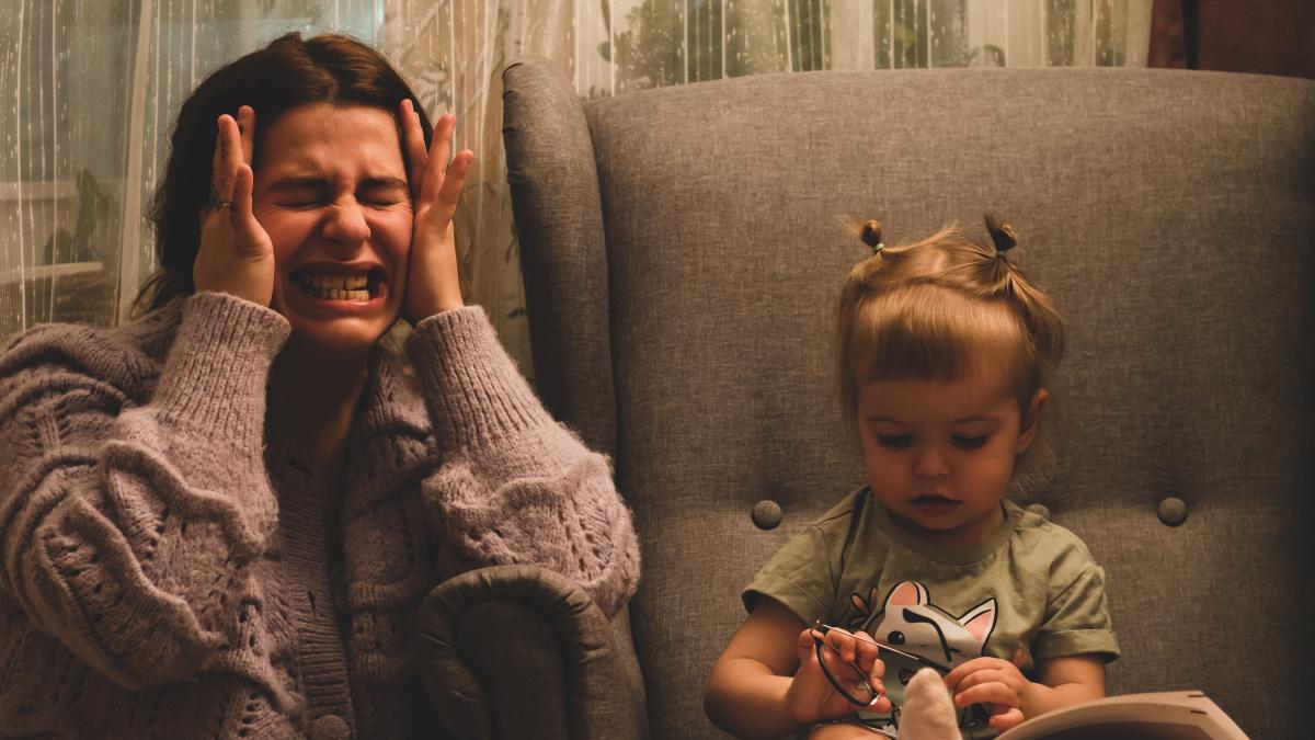 presiunea-de-a-fi-mama-perfecta-lectiile-danielei-gavankar-pentru-toti-parintii-planeta-nu-se-opreste-daca-raman-hainele-necalcate_27408100