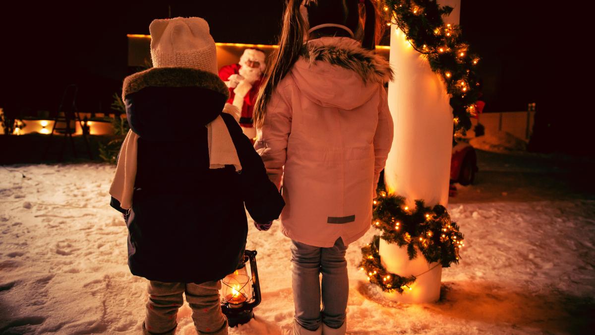 in-ajunul-craciunului--copiii-merg-din-casa-in-casa-cantand-colinde--pastrand-traditia-vie--cele-mai-frumoase-versuri-de-colinde-de-craciun-romanesti_93545200