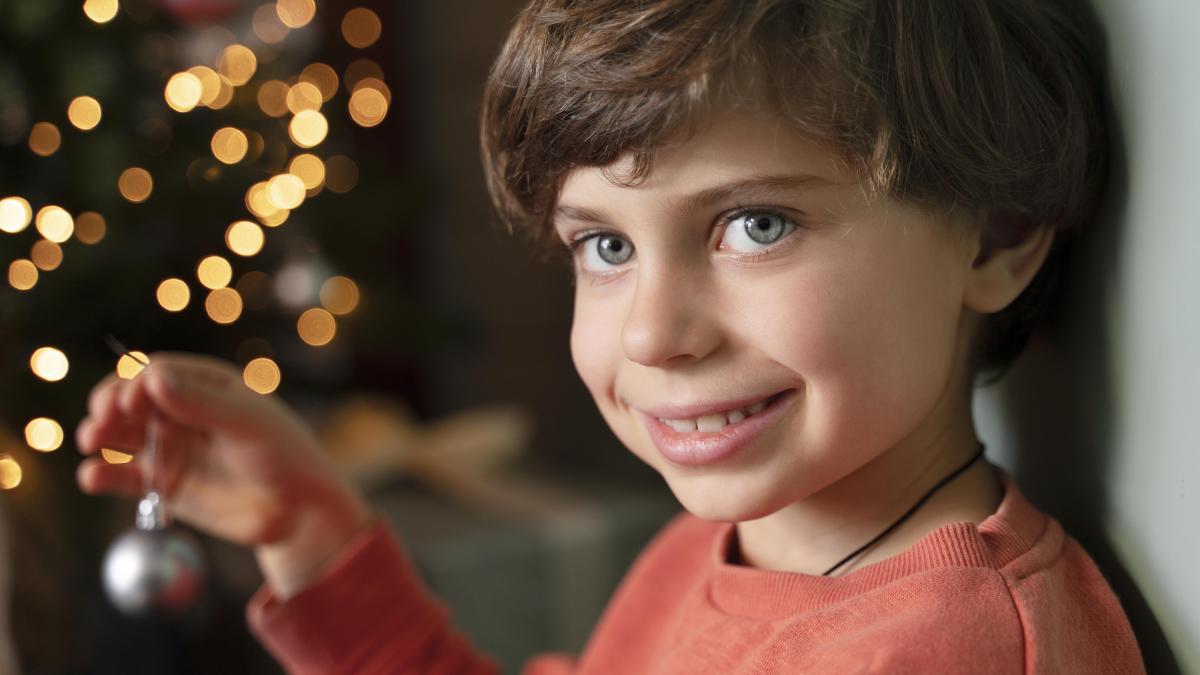 little-boy-decorating-christmas-tree_62915400
