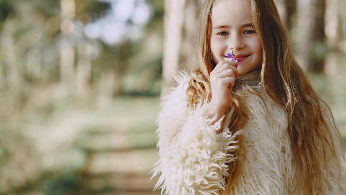 cute-little-girl-playing-summer-forest_32038900