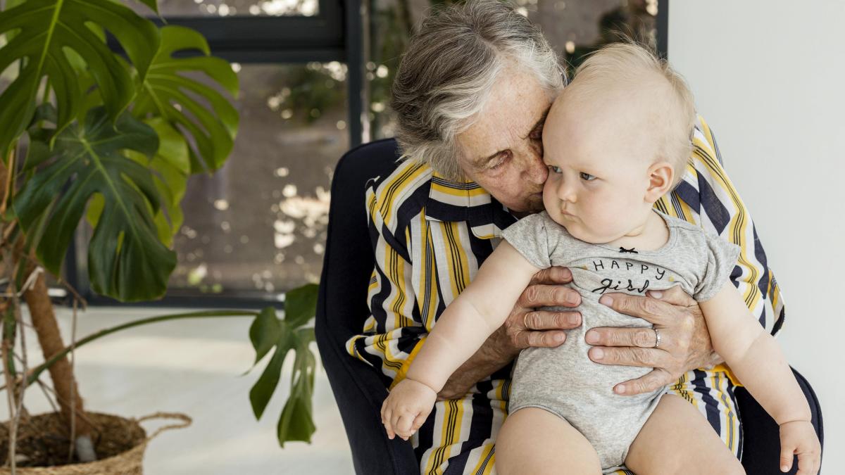 la-ce-varsta-recunoaste-bebelusul-bunicii_73205500