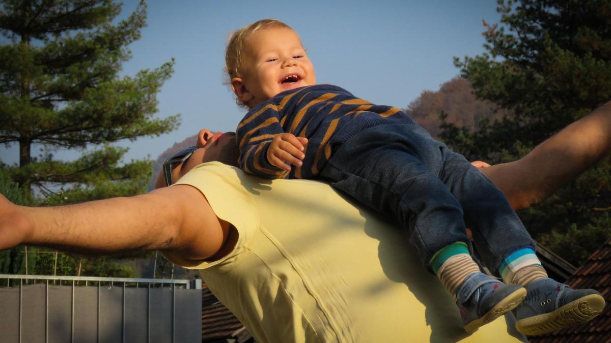 competitiile-si-haosul-5-lucruri-pe-care-doar-tatii-le-fac--copiii-le-adora--dar-le-scot-pe-mame-din-sarite_78436100