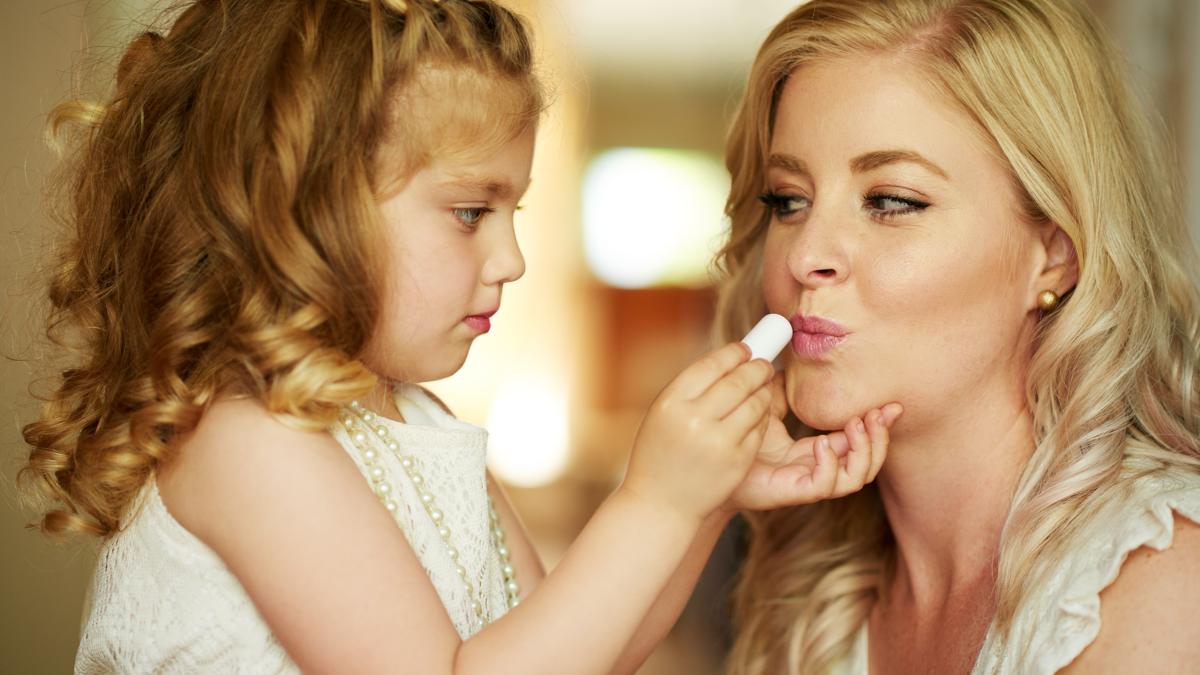 secretele-mamei-in-formarea-atitudinii-feminine-a-fiicei-daniela-gavankar-pe-un-copil-nu-l-scapi-din-mana-din-cauza-rujului-permiteti-le-fetitelor-aceste-comportamente_84030000