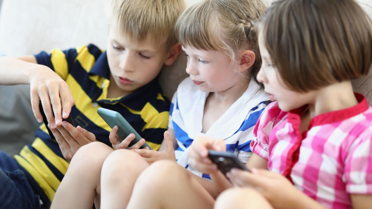 efectele-terifiante-ale-ecranelor-asupra-dezvoltarii-emotionale-si-cognitive-a-copiilor-psihologii-trag-un-semnal-de-alarma-cu-privire-la-consecintele-devastatoare-asupra-creierului-lor_88587600