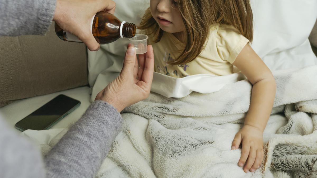 gestul-periculos-care-ofera-parintilor-iluzia-ca-au-prevenit-ceva-grav-dr-craiu-demonteaza-aceasta-magie-a-automedicatiei-preventive-nu-functioneaza_47033600