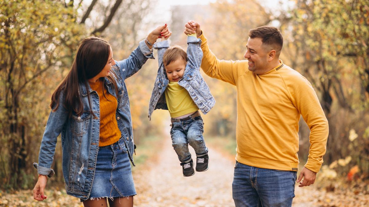 family-with-little-son-autumn-park_22725300