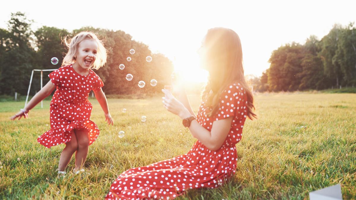 7-gesturi-simple-care-iti-vor-face-copiii-mai-fericiti-expert-aparent-sunt-banale-dar-de-fapt-sunt-extrem-de-valoroase_58139100