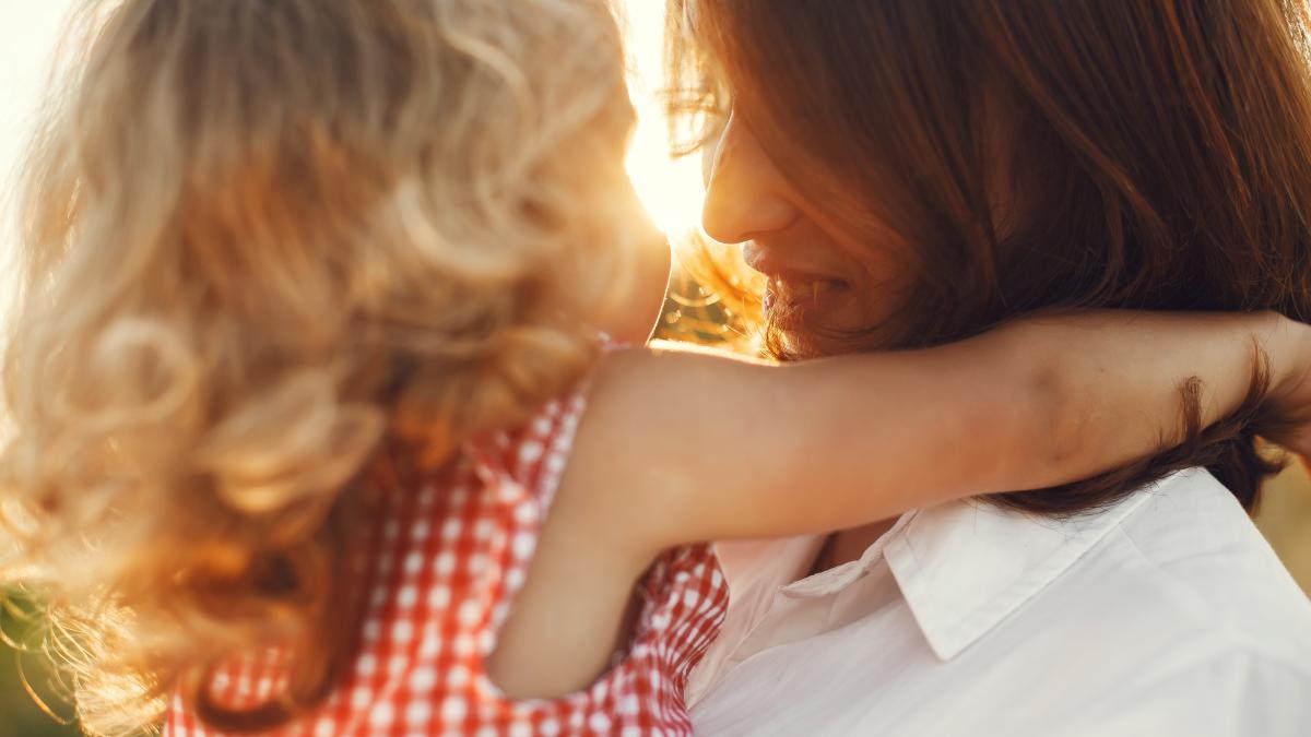 family-summer-field-sensual-photo-cute-little-girl_77645000