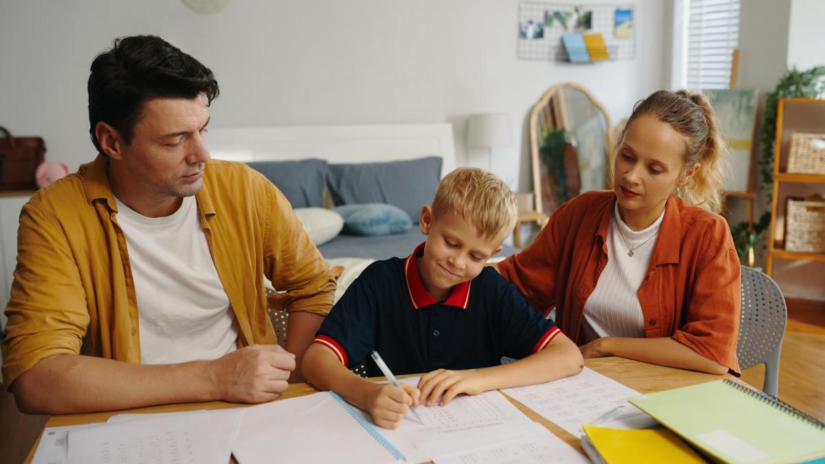 studiul-care-demonstreaza-de-ce-nu-ar-trebui-sa-ti-ajuti-copilul-cu-temele-pentru-acasa--specialistii-spun-cum-sa-l-sustii-pe-elev-cu-adevarat_68131500
