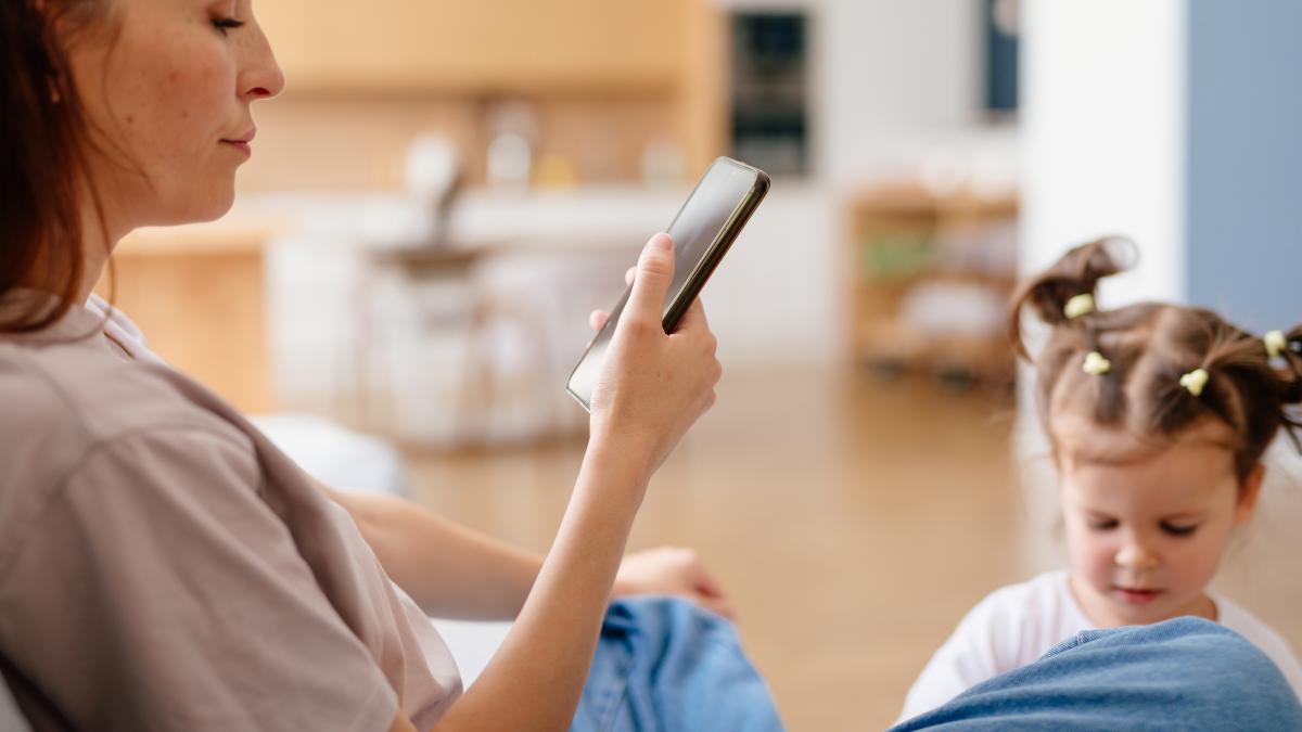 cat-de-periculoasa-este-dependenta-parintilor-de-telefon-pentru-copii-psihologii-explica-efectele-ascunse-asupra-celor-mici_08176600