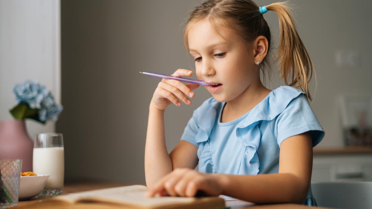 copilul-roade-creioane-sau-pixuri-la-scoala-adevaratele-cauze-din-spatele-acestui-comportament-si-cum-sa-intervii-corect--conform-specialistilor-nu-e-un-tic_51557500