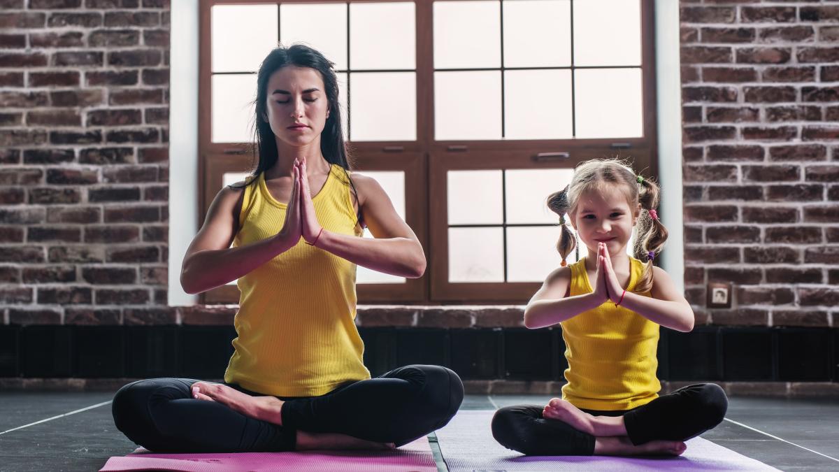 yoga-parinte-copil-3-exercitii-pentru-a-calma-furia-celui-mic-si-il-vor-ajuta-sa-se-linisteasca-1_79387900