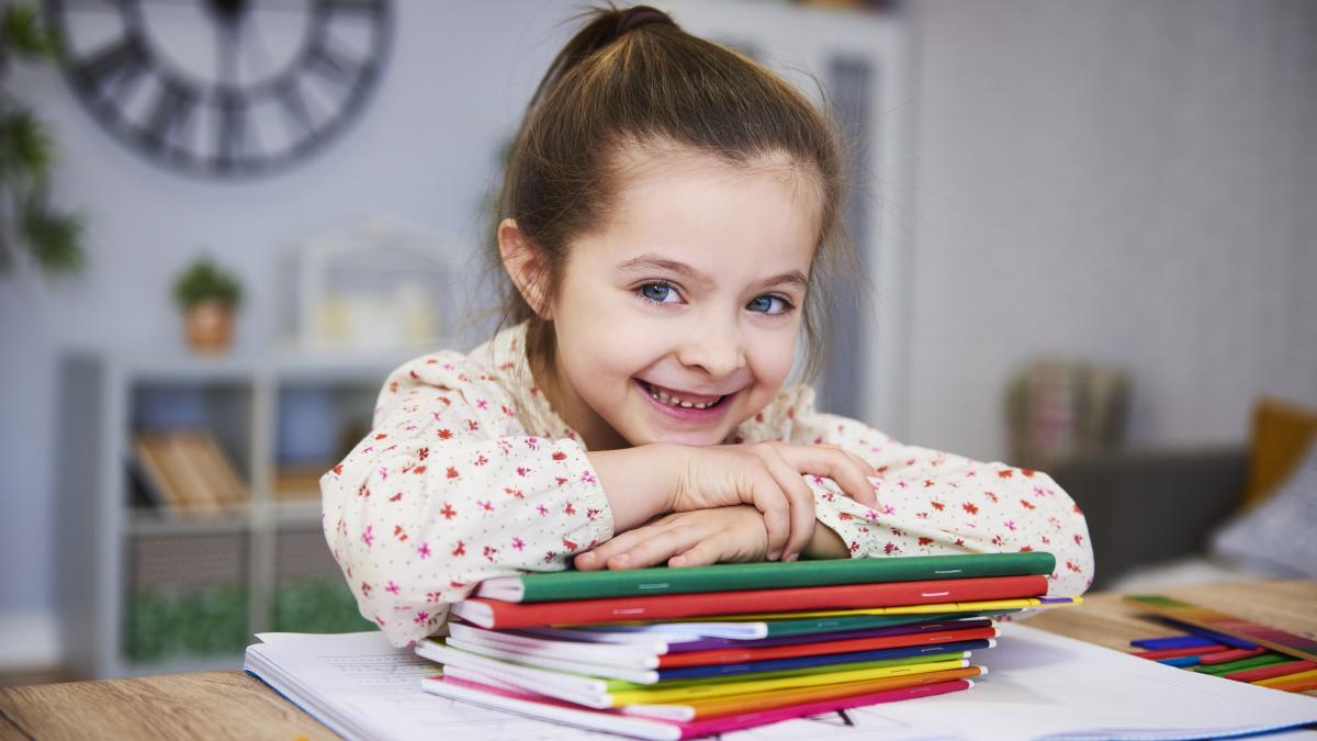smiling-girl-studying-home_46644400
