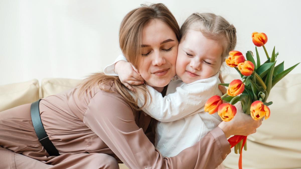 mother-s-day-little-daughter-congratulates-her-mother-holiday-gives-tulips-home_33033300