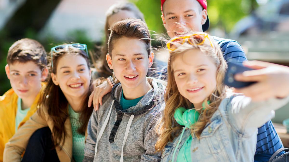 8-abilitati-sociale-care-ajuta-adolescentii-sa-aiba-incredere-in-sine-in-mediul-social_24353700