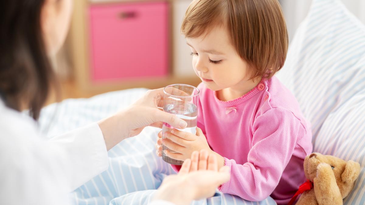 ce-se-afla-in-spatele-gestului-copilului-care-cere-apa-dupa-ce-s-a-pus-in-pat-explicatia-specialistilor-si-cum-sa-reactionezi-corect_09831300