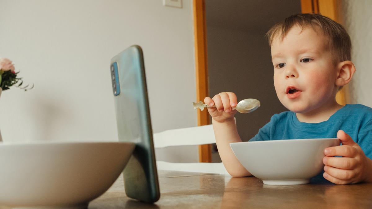 cum-sa-rupem-obiceiul-daunator-al-copiilor-de-a-manca-in-fata-telefonului-mobil-sau-a-tabletei-sfaturi-importante-pentru-parinti_01427200