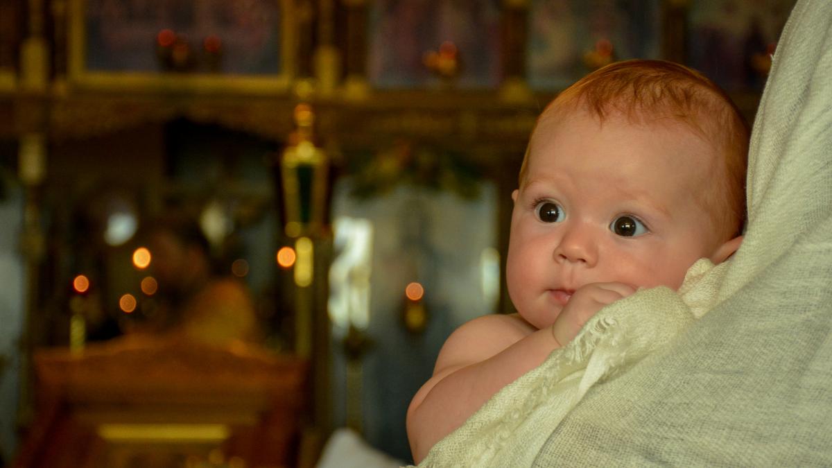 portrait-cute-baby-girl-looking-away_82732200