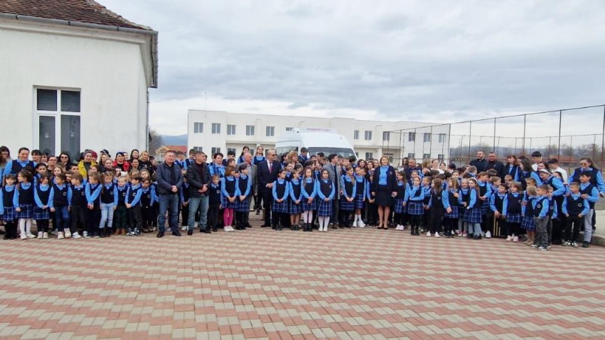 profesorii-si-elevii-unei-scoli-din-judetul-arad-poarta-aceleasi-uniforme_23896100
