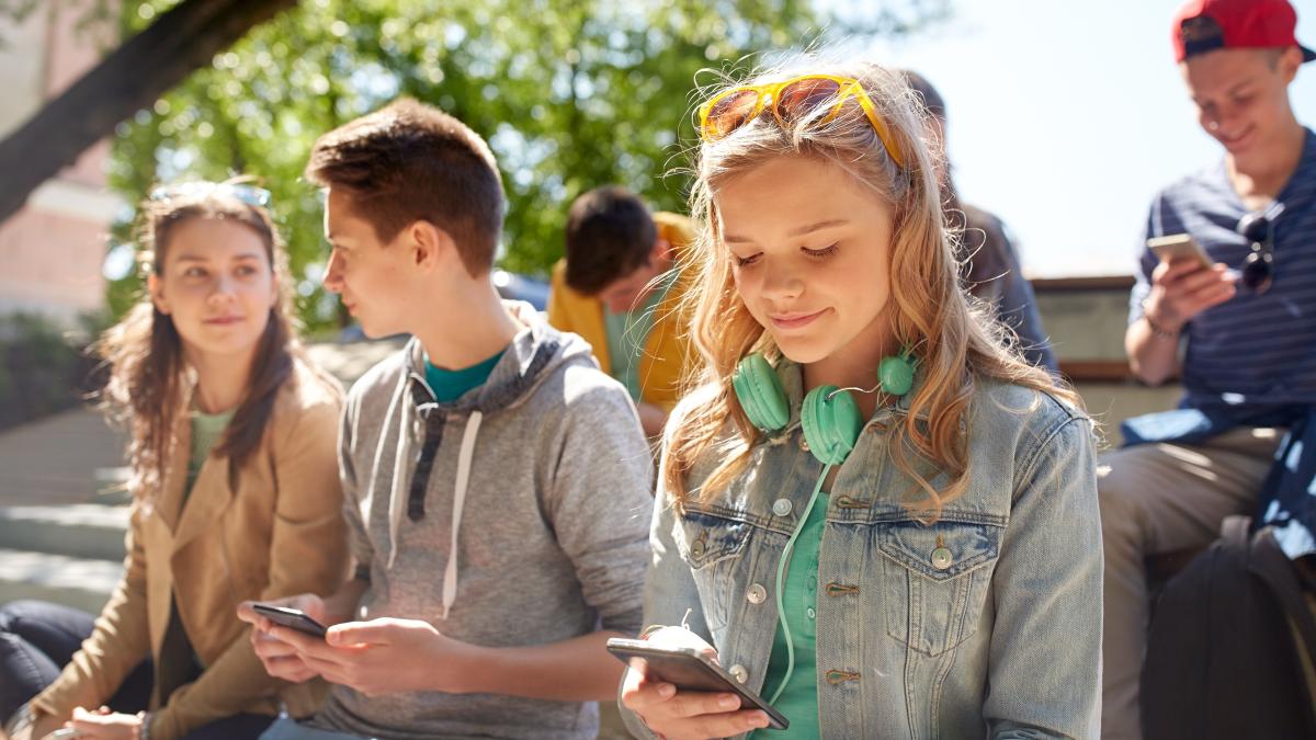 cand-stima-de-sine-depinde-de-e2809elike-urie2809d--studiu-despre-efectele-retelelor-de-socializare-asupra-tinerilor_88959200