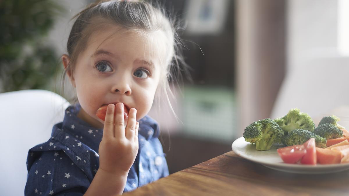 little-girl-eating-vegetables_70201900