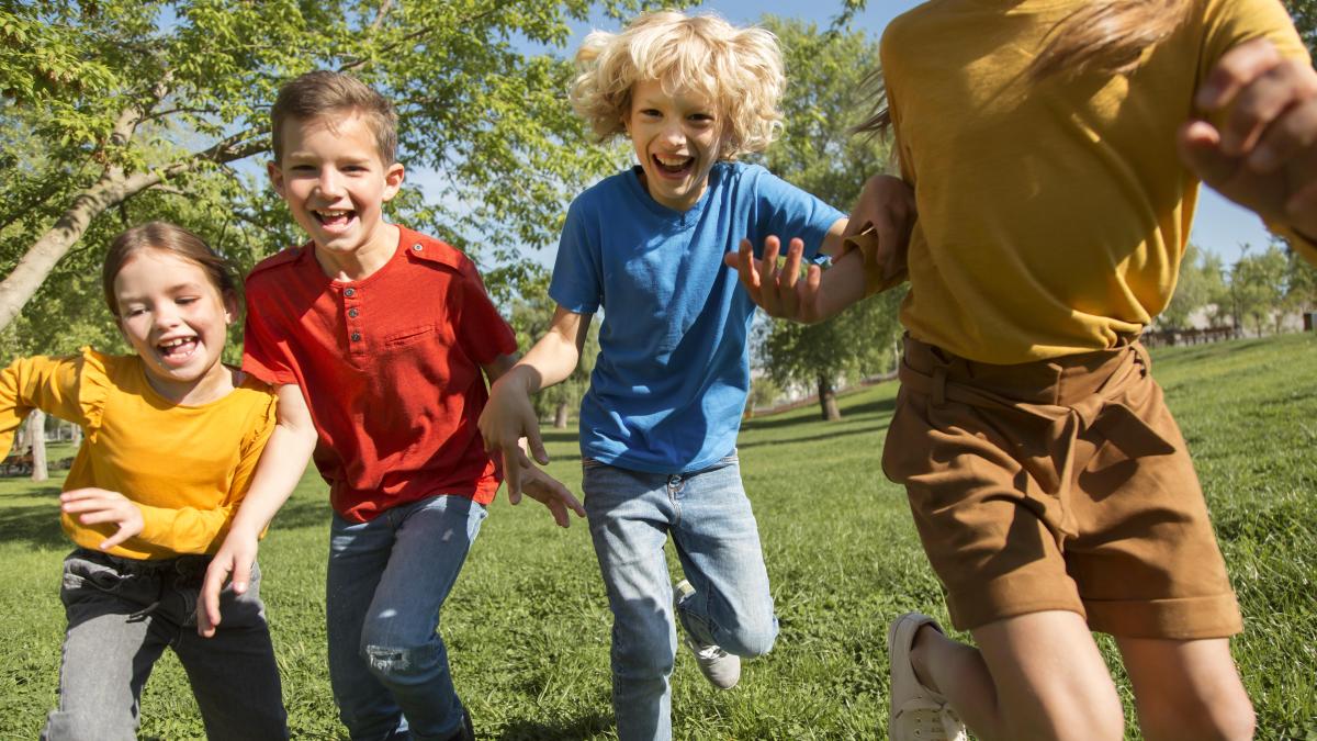 close-up-kids-running-as-team_12109500