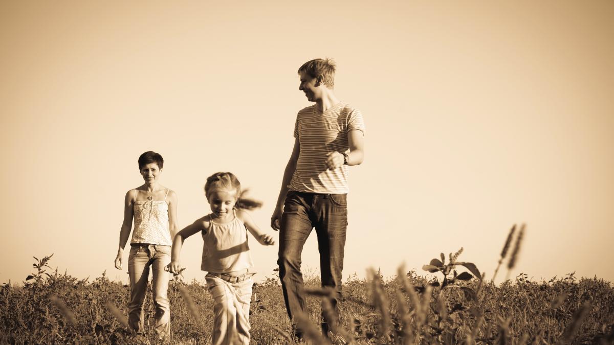 ceva-din-parentingul-trecut-functiona-regulile-pe-care-parintii-de-altadata-le-foloseau-si-care-au-crescut-copii-mai-rezilienti-nu-tot-ce-e-vechi-e-gresit_36421100