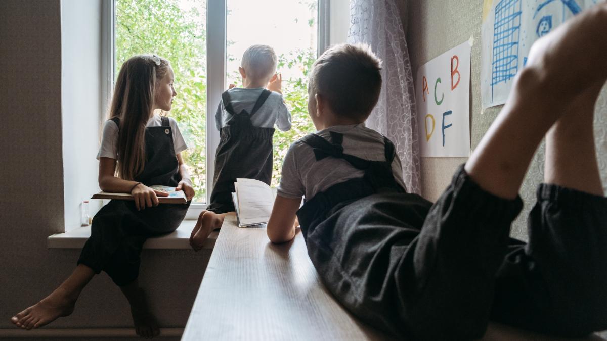 si-acasa-si-la-scoala-suntem-invatati-sa-traim-intre-niste-linii-cristiana-petre-despre-piedicile-care-inhiba-creativitatea-si-vocea-copiilor_63896300