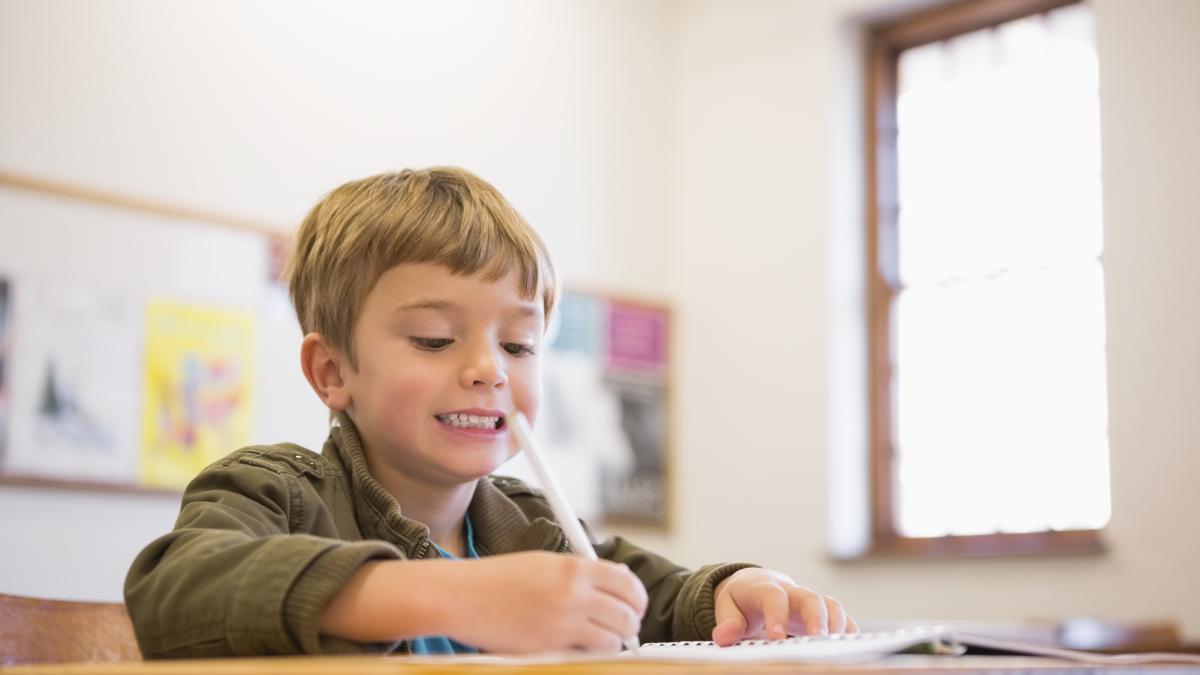 intrerupe-constant-profesorul--pune-prea-multe-intrebari-si-se-plictiseste-rapid-aceste-comportamente-la-scoala-ar-putea-fi-semnele-unui-copil-supradotat_05144900