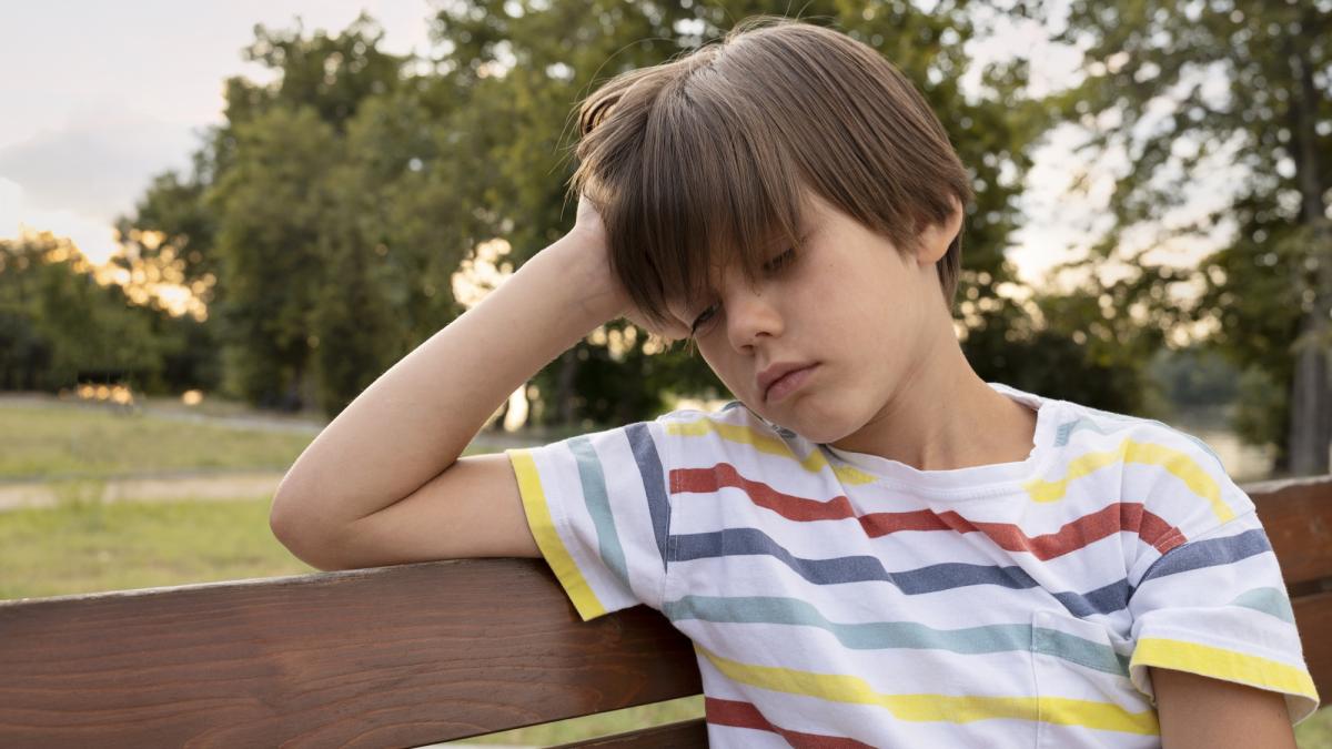 sad-boy-bench-medium-shot_39679100