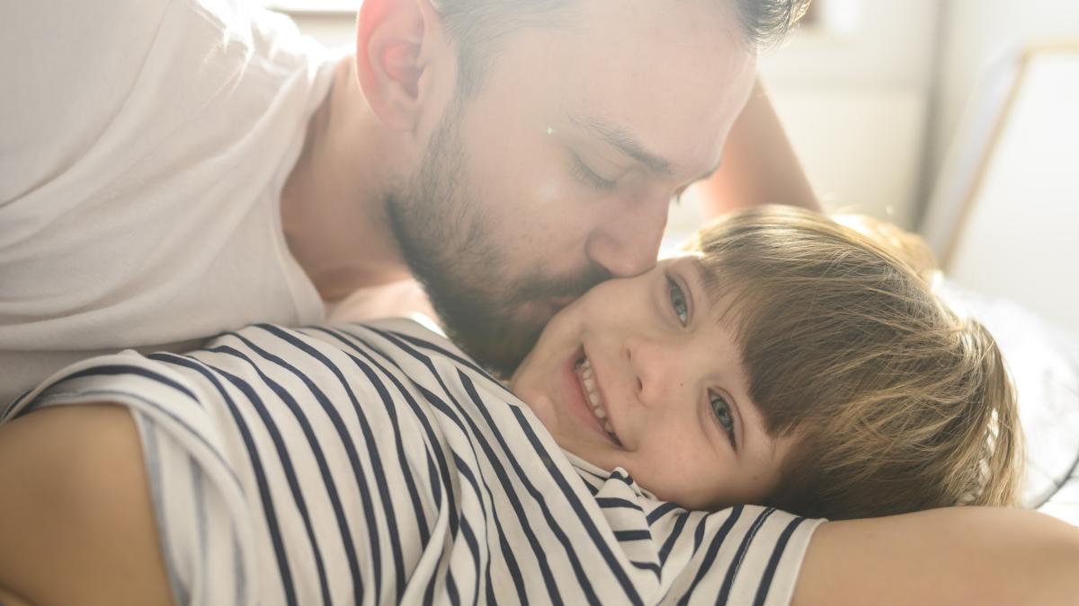 close-up-father-kissing-kid_32912000