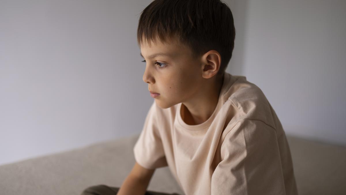 close-up-sad-boy-portrait_24055000
