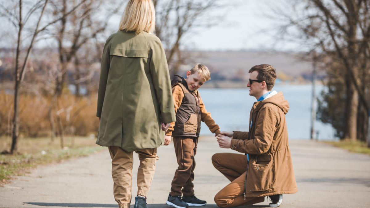 parintii-mileniali-acuzati-ca-sunt-prea-moi-si-cresc-o-generatie-fragila-cred-ca-am-inteles-gresit-lectia-copilariei-noastre_27733600