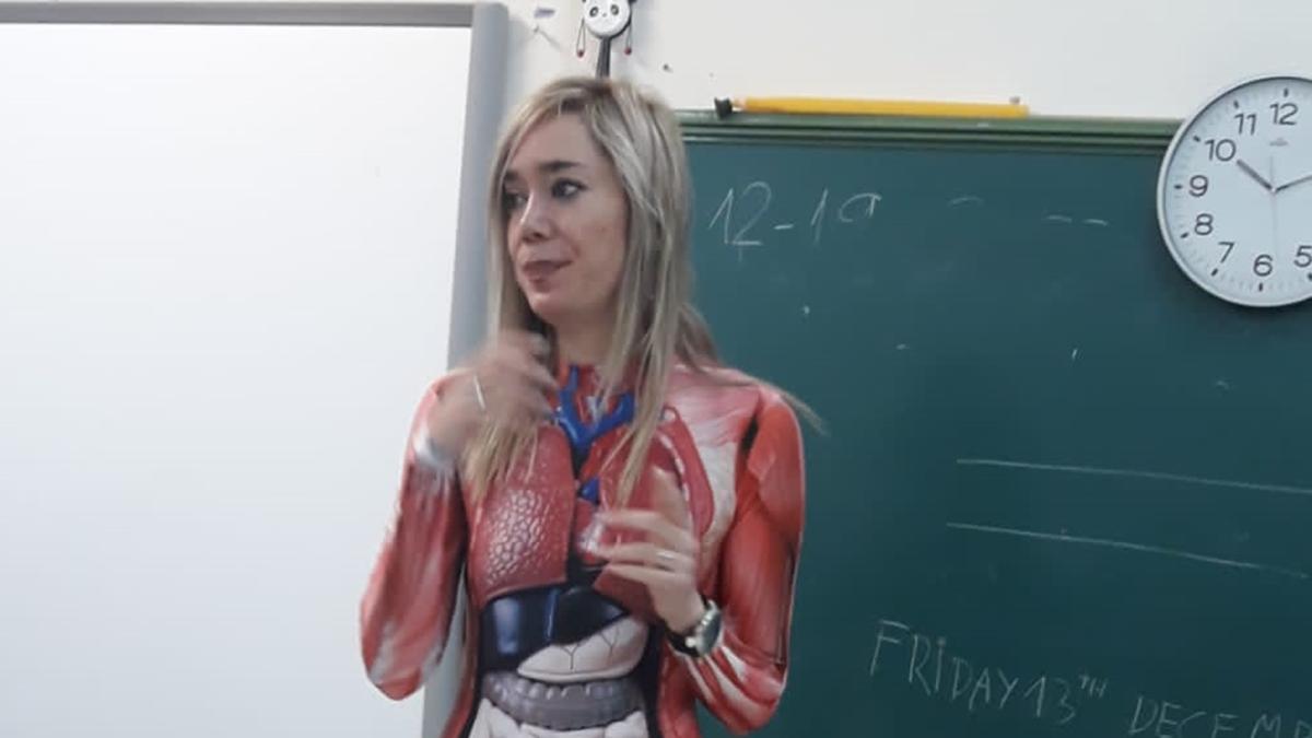 lectia-unei-profesoare-a-devenit-virala-a-gasit-cea-mai-spectaculoasa-metoda-de-a-preda-anatomia-stiu-cat-de-dificil-e-pentru-copiii-mici-sa-inteleaga-dispunerea-organelor_46929100