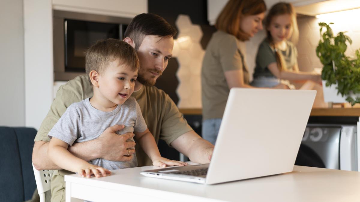 parents-spending-time-with-their-children_00189300