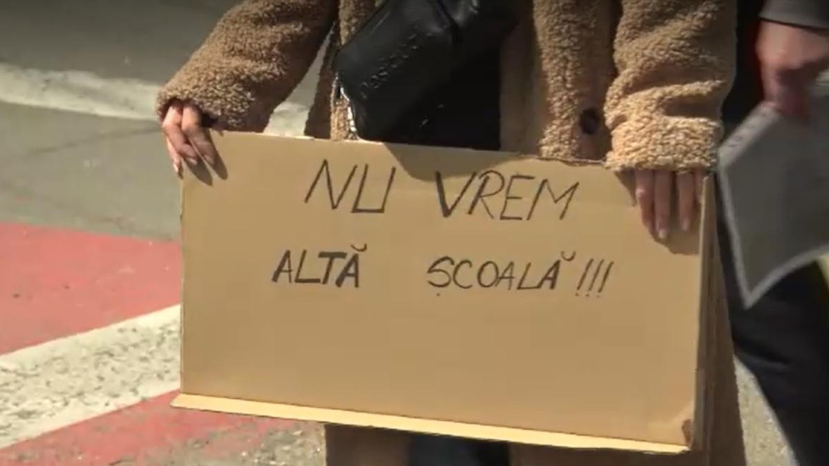 parinti-furiosi-au-iesit-in-strada-in-ploiesti-elevii-invata-in-3-schimburi-si-nu-mai-fac-fata-daniel-david-din-anul-scolar-viitor-va-fi-interzisa-organizarea-orelor-astfel_54705500