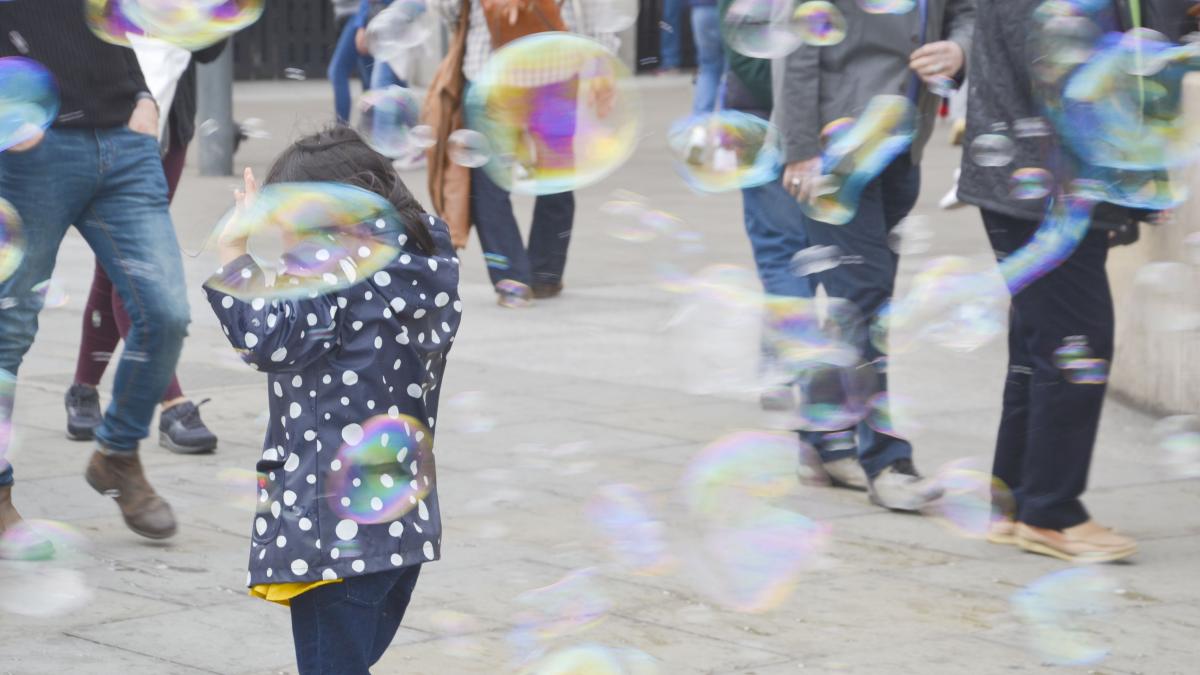 copiii-isi-doresc-mai-mult-timp-cu-parintii-flashmob-manifest--pe-calea-victoriei_39145000