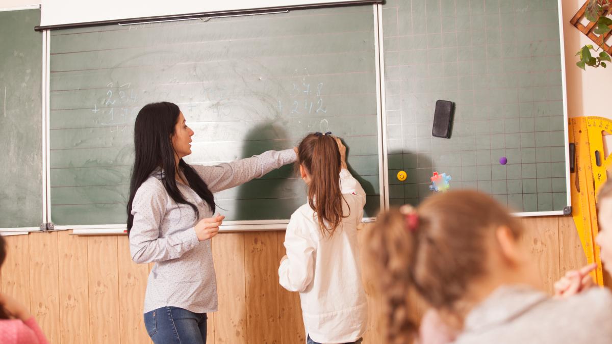 ce-functioneaza-si-ce-nu-in-educatie-factorii-care-influenteaza-pozitiv-sau-negativ-succesul-scolar-conform-unui-studiu-masiv-la-nivel-mondial-300-de-milioane-de-elevi-analizati_85283200