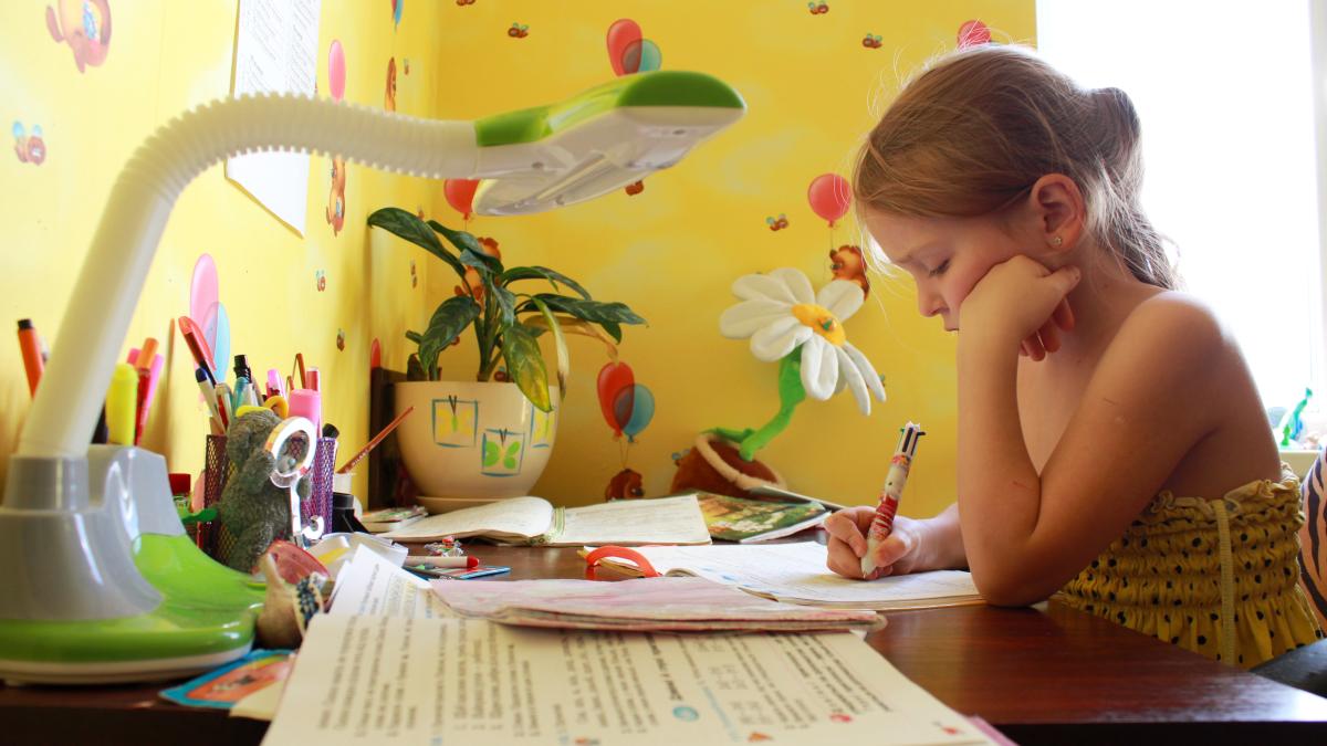 acestea-sunt-cele-trei-culori-care-il-pot-ajuta-pe-copilul-tau-sa-se-concentreze-mai-bine-si-sa-memoreze-mai-usor-potrivit-psihologiei-culorilor_76743500