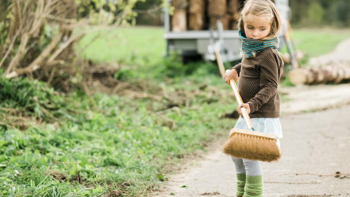 viata-practica-montessori-ce-este-si-cum-o-poti-aplica-acasa-prin-activitati-care-dezvolta-autonomia-copilului-2_96988200