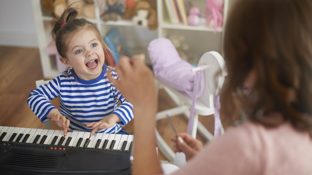 activitati-muzicale-montessori-de-facut-cu-copiii-in-functie-de-varsta-lor_78929800