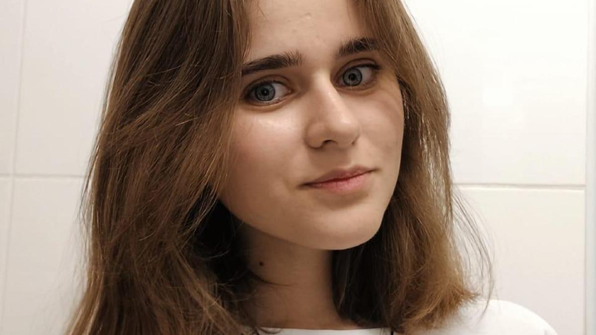 pasiune-pentru-albine-la-19-ani--o-tanara-dintr-un-judet-din-romania-ingrijeste-320-de-familii-de-albine--teodora--e2809ede-mica-am-stat-printre-stupi-si-mi-a-placute2809d_27587000